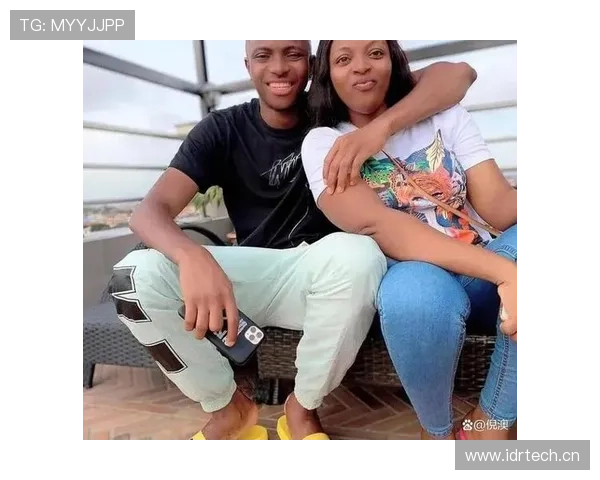 奥斯梅恩与非洲传奇球星交流互动，展现新一代前锋成长轨迹